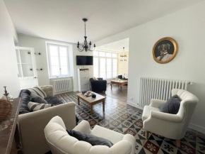 La clairiere Maison spacieuse rénovée joliment décorée tout confort 12 p 2 sdb 2 wc grand jardin clos parking terrasse ping pong baby foot proche Omaha Beach et Bayeux